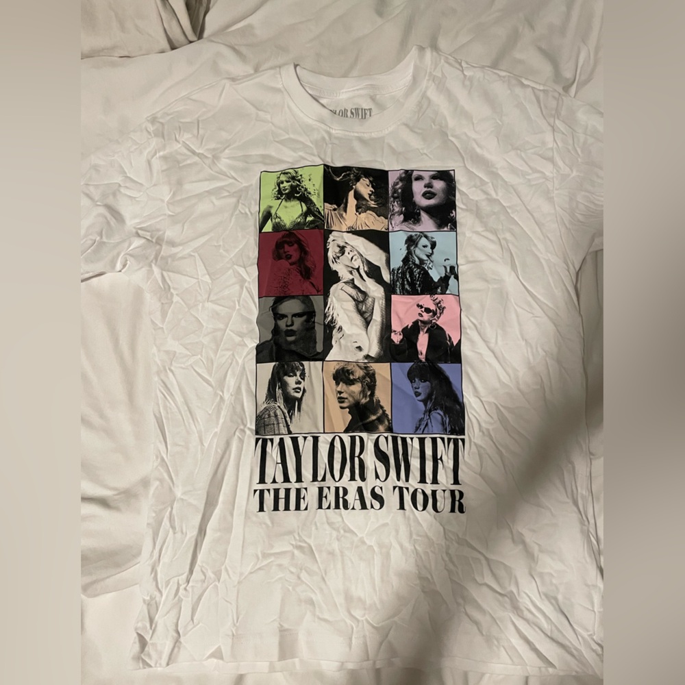 TS eras tour authentic t-shirt (23/24’)